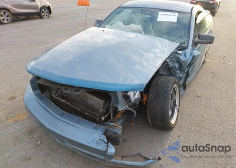 2005 Ford Mustang V6 Deluxe/V6 Premium z USA, uszkodzony, nr VIN 1ZVFT80N855140221